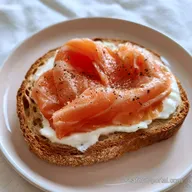 Easy Smoked Salmon Sandwich: Silky and Crisp